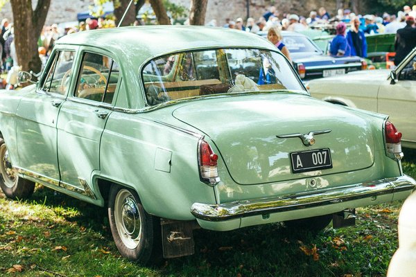 Explorez les Vestes Courtes Parfaites pour Sublimer Votre Tenue de Soirée avec Raffinement